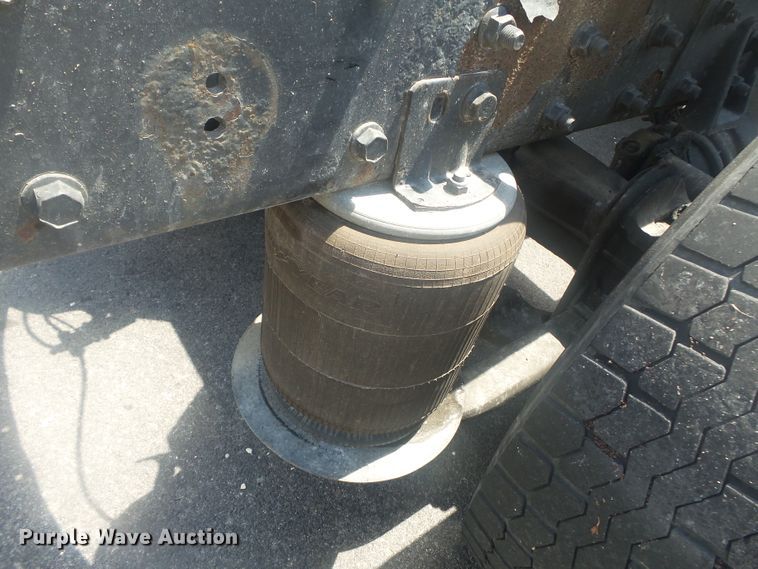 image for item DH3830 2005 International 4400  semi truck