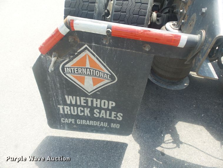 image for item DH3830 2005 International 4400  semi truck