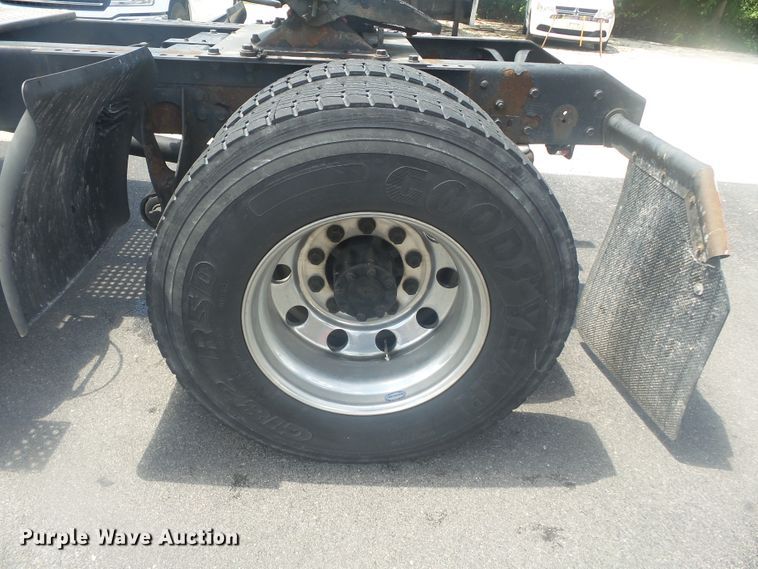 image for item DH3830 2005 International 4400  semi truck