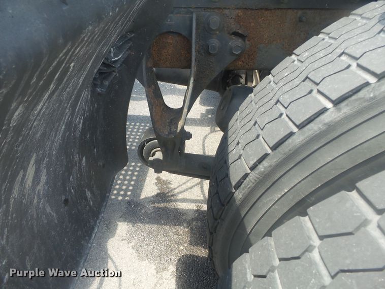 image for item DH3830 2005 International 4400  semi truck