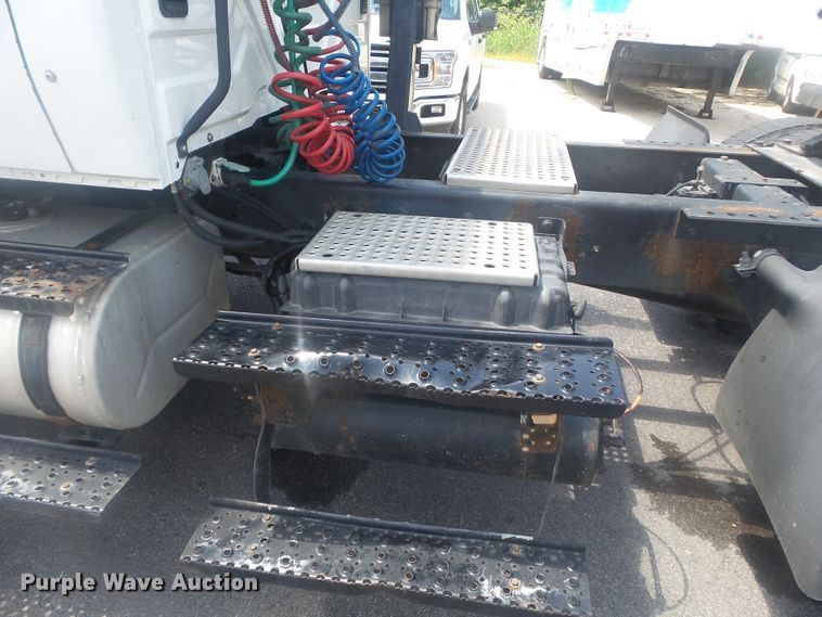 image for item DH3830 2005 International 4400  semi truck