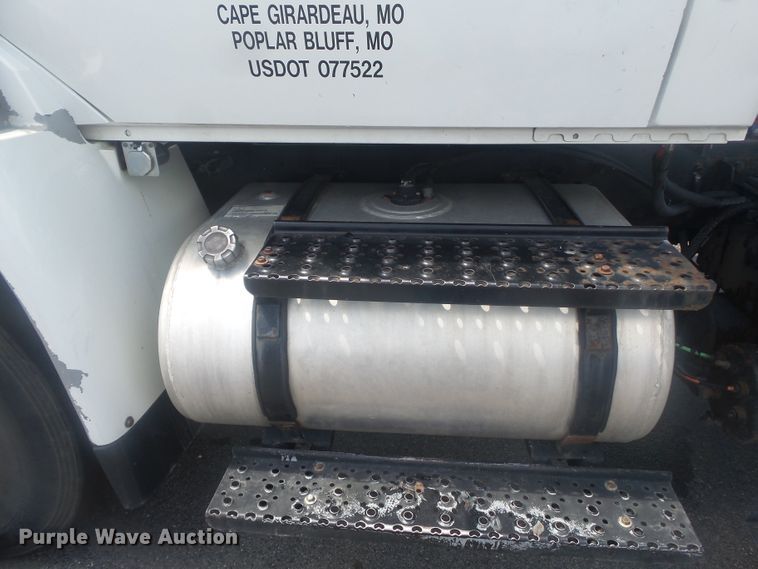 image for item DH3830 2005 International 4400  semi truck