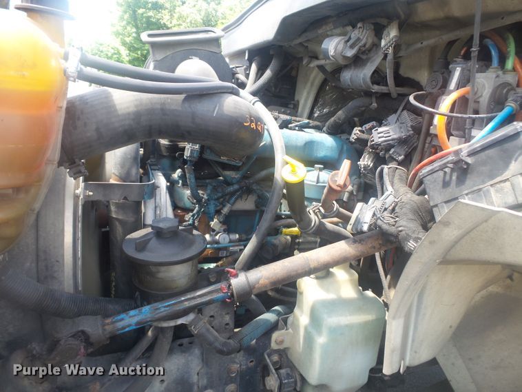 image for item DH3830 2005 International 4400  semi truck