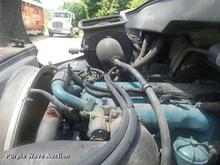 image for item DH3830 2005 International 4400  semi truck