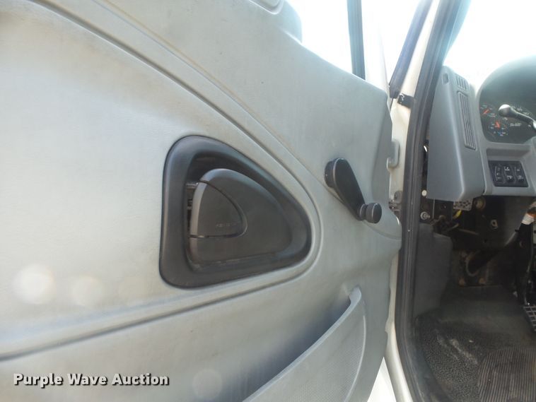 image for item DH3830 2005 International 4400  semi truck