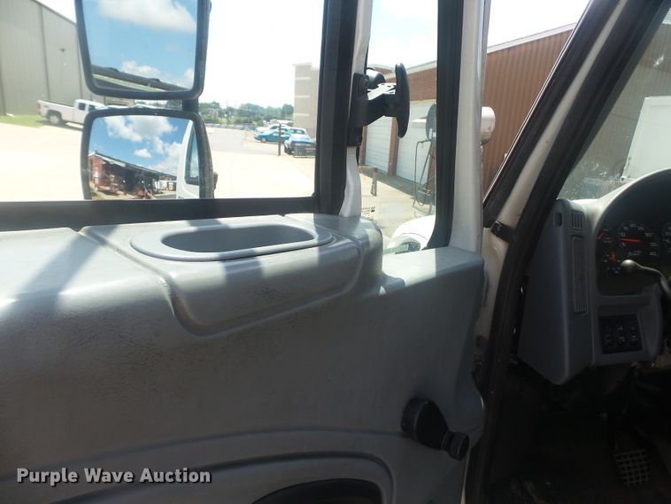 image for item DH3830 2005 International 4400  semi truck