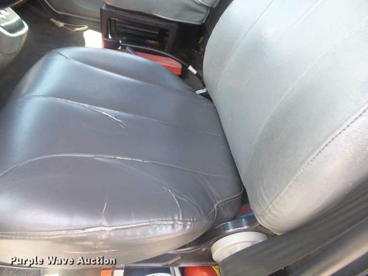 image for item DH3830 2005 International 4400  semi truck