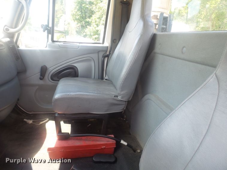 image for item DH3830 2005 International 4400  semi truck