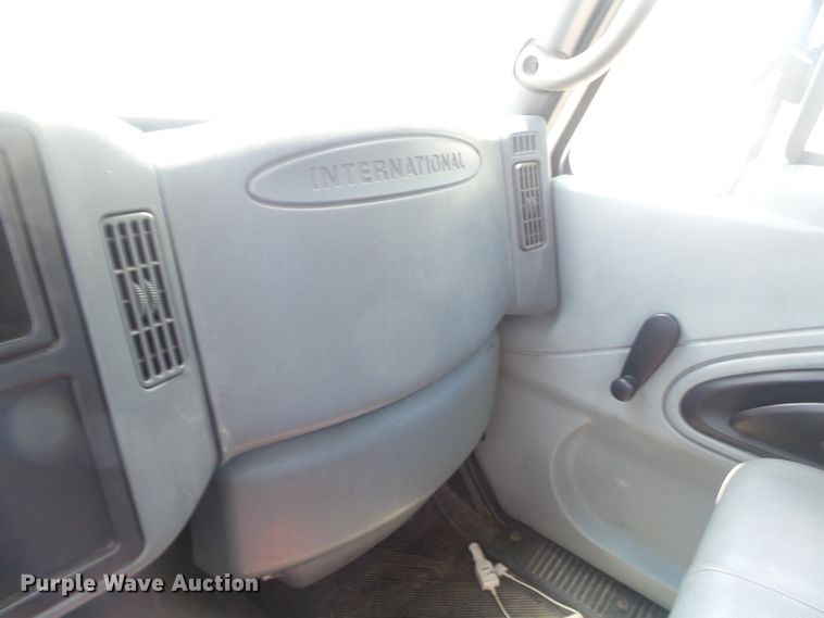 image for item DH3830 2005 International 4400  semi truck