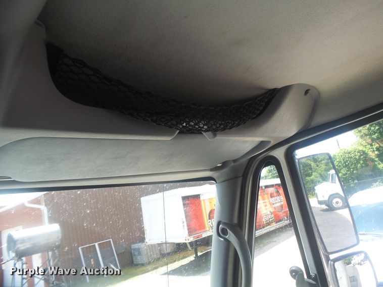 image for item DH3830 2005 International 4400  semi truck