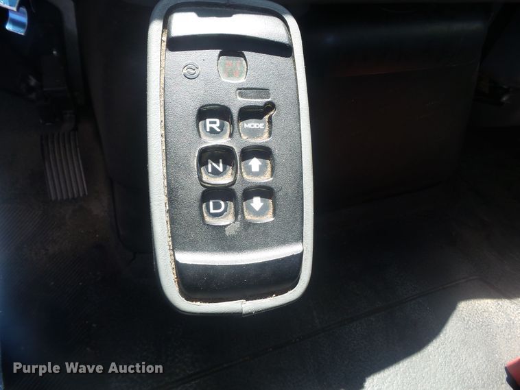 image for item DH3830 2005 International 4400  semi truck