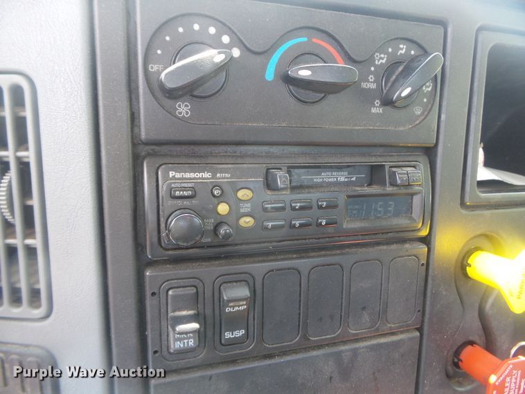 image for item DH3830 2005 International 4400  semi truck