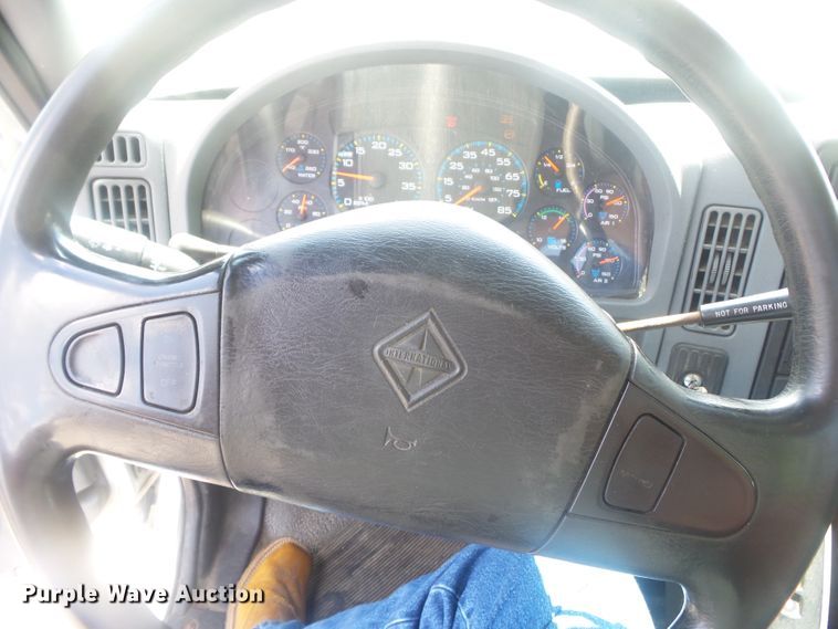 image for item DH3830 2005 International 4400  semi truck