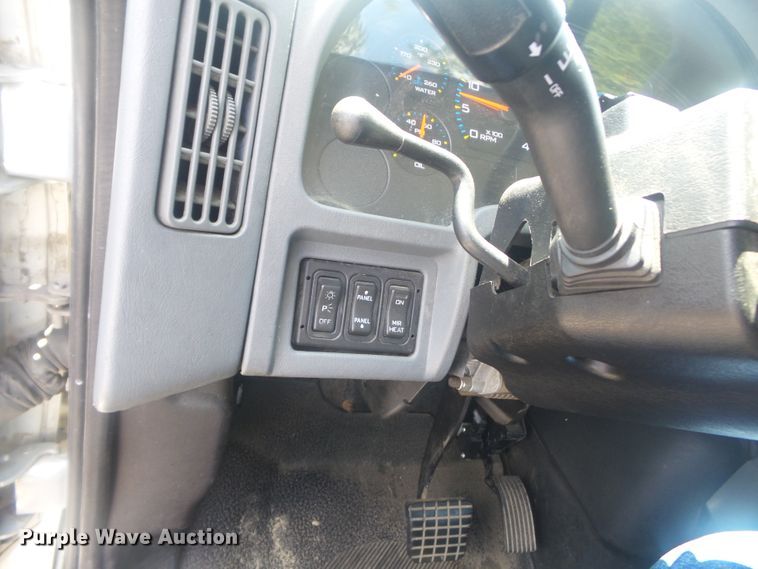 image for item DH3830 2005 International 4400  semi truck