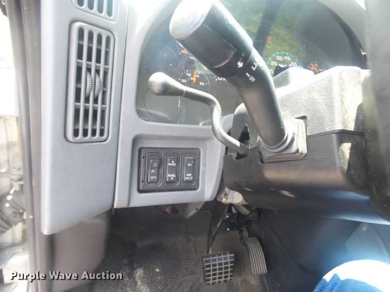 image for item DH3830 2005 International 4400  semi truck