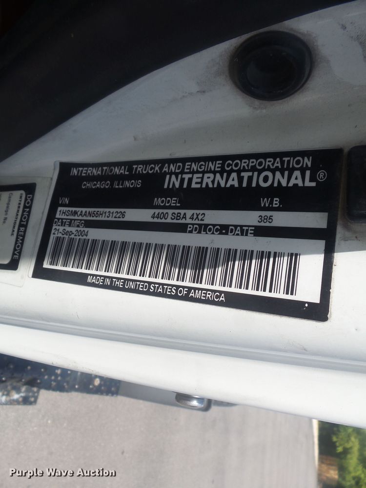 image for item DH3830 2005 International 4400  semi truck