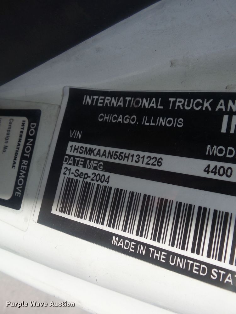 image for item DH3830 2005 International 4400  semi truck