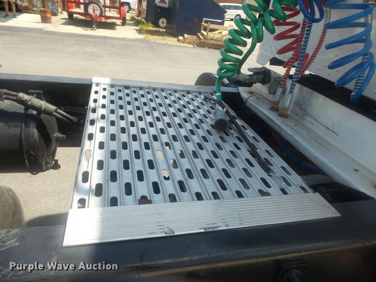 image for item DH3832 2013 Peterbilt 337  semi truck