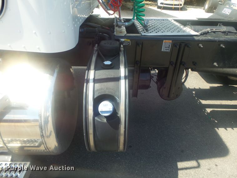 image for item DH3832 2013 Peterbilt 337  semi truck