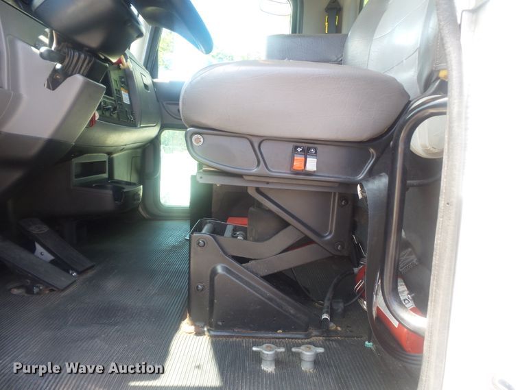 image for item DH3832 2013 Peterbilt 337  semi truck