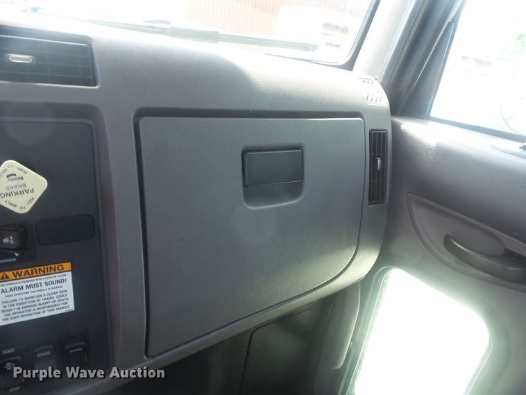 image for item DH3832 2013 Peterbilt 337  semi truck