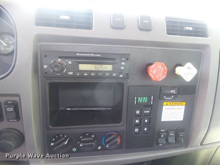 image for item DH3832 2013 Peterbilt 337  semi truck