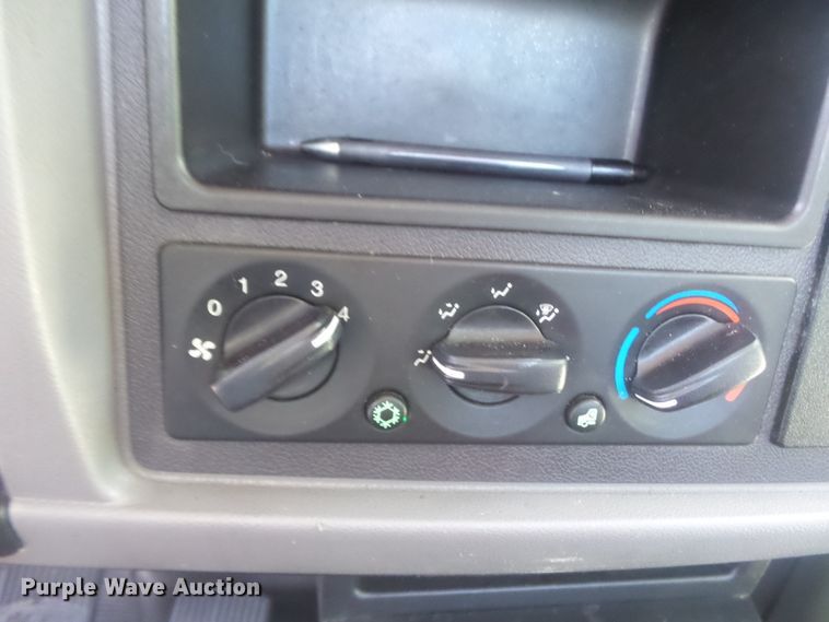 image for item DH3832 2013 Peterbilt 337  semi truck