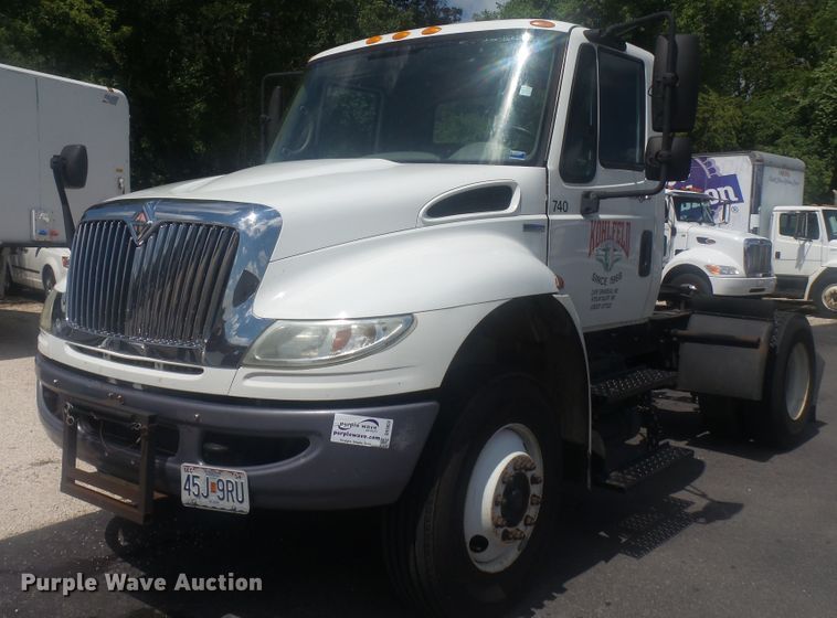 image for item DH3833 2008 International DuraStar 4400  semi truck
