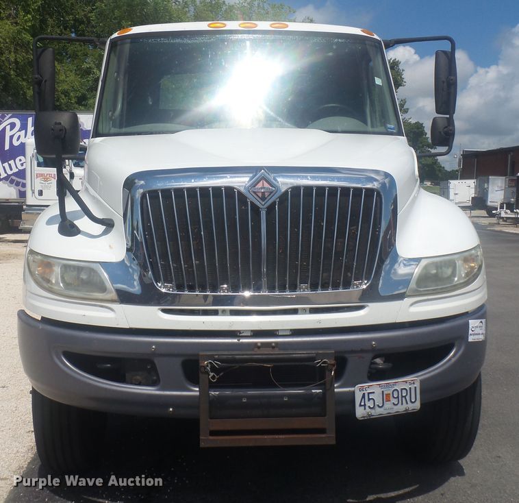 image for item DH3833 2008 International DuraStar 4400  semi truck