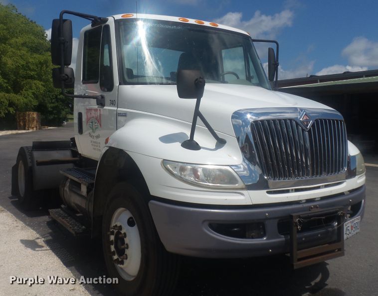 image for item DH3833 2008 International DuraStar 4400  semi truck