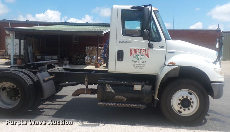 image for item DH3833 2008 International DuraStar 4400  semi truck