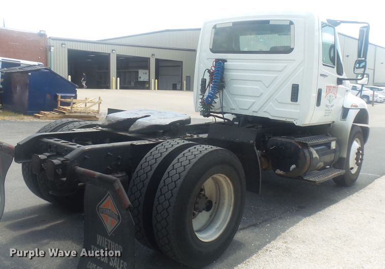 image for item DH3833 2008 International DuraStar 4400  semi truck