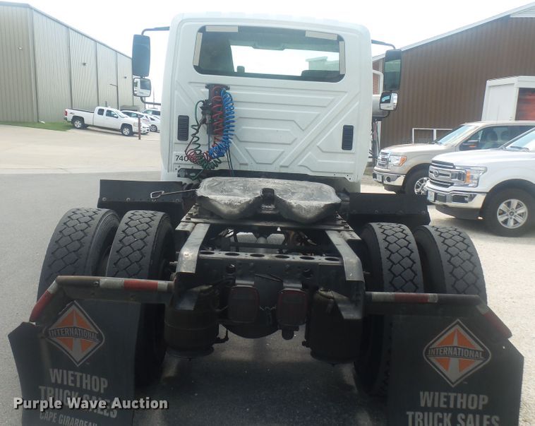 image for item DH3833 2008 International DuraStar 4400  semi truck