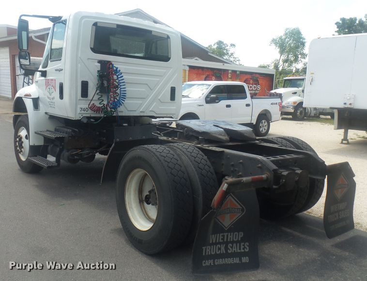 image for item DH3833 2008 International DuraStar 4400  semi truck