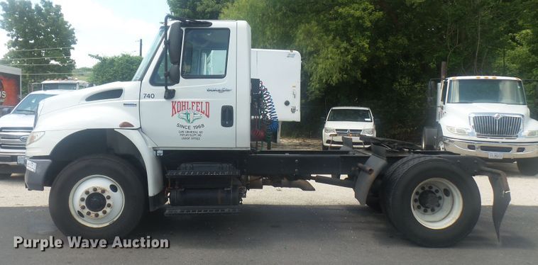 image for item DH3833 2008 International DuraStar 4400  semi truck