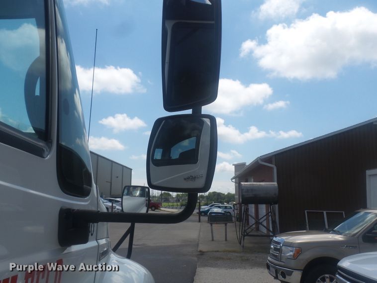 image for item DH3833 2008 International DuraStar 4400  semi truck