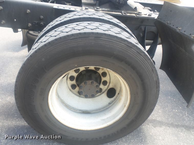 image for item DH3833 2008 International DuraStar 4400  semi truck