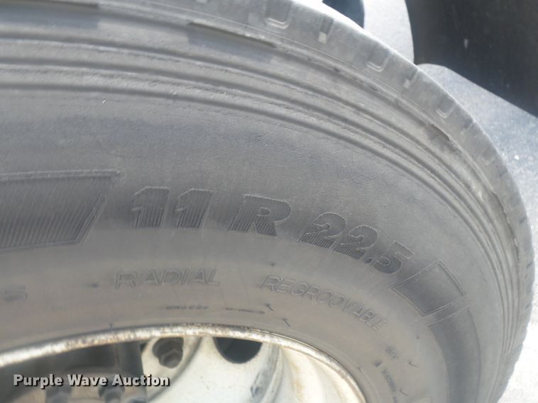 image for item DH3833 2008 International DuraStar 4400  semi truck