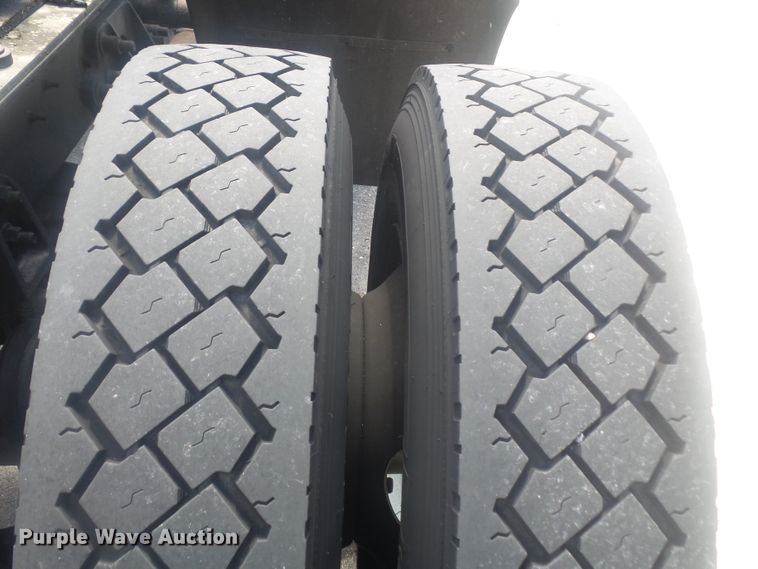 image for item DH3833 2008 International DuraStar 4400  semi truck