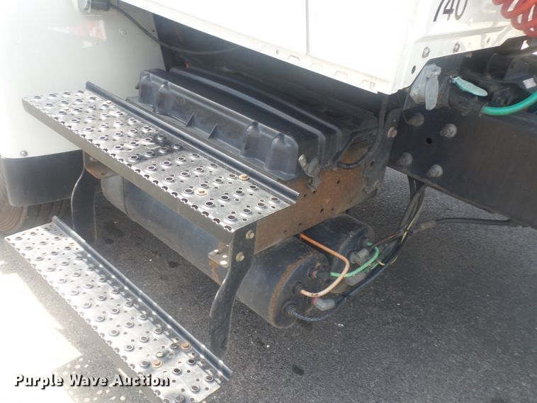 image for item DH3833 2008 International DuraStar 4400  semi truck