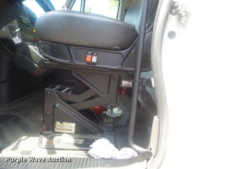 image for item DH3833 2008 International DuraStar 4400  semi truck