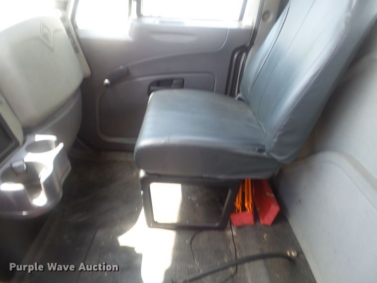 image for item DH3833 2008 International DuraStar 4400  semi truck