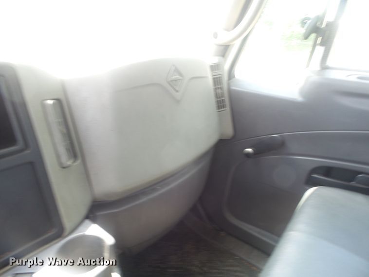 image for item DH3833 2008 International DuraStar 4400  semi truck