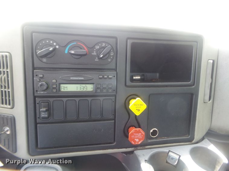 image for item DH3833 2008 International DuraStar 4400  semi truck