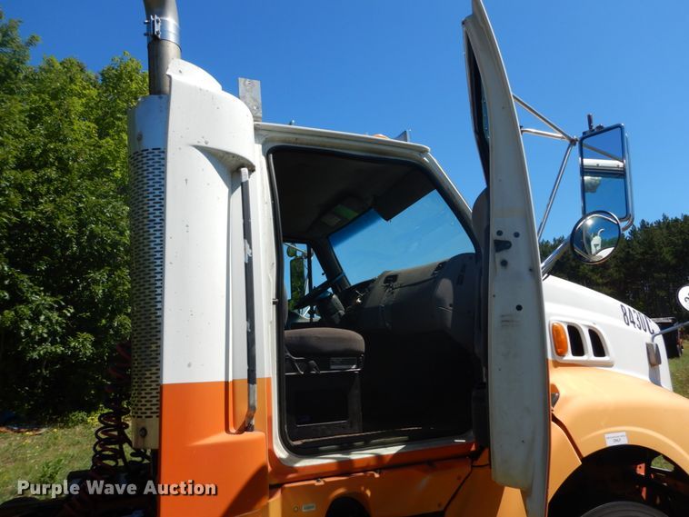 image for item DH5144 1998 Ford LA9000  semi truck