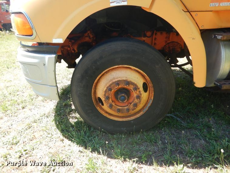 image for item DH5144 1998 Ford LA9000  semi truck