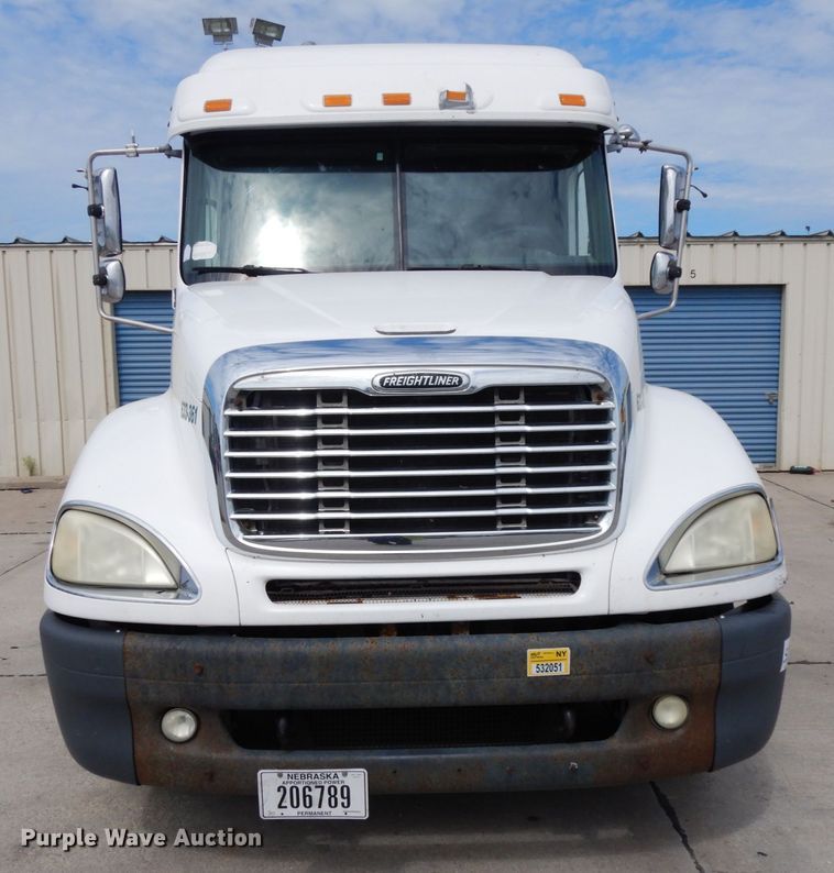 image for item DH6519 2005 Freightliner Columbia CL120  semi truck