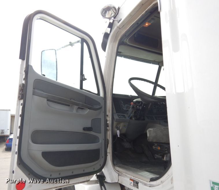 image for item DH6519 2005 Freightliner Columbia CL120  semi truck