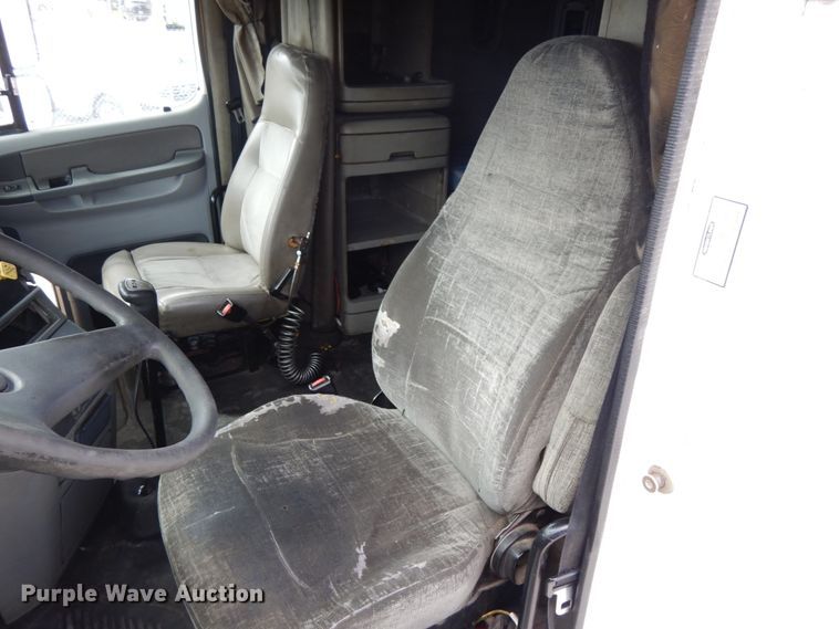 image for item DH6519 2005 Freightliner Columbia CL120  semi truck