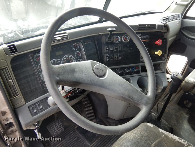 image for item DH6519 2005 Freightliner Columbia CL120  semi truck